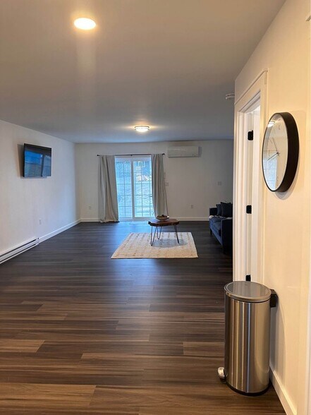 living area - 137 Lebanon Rd