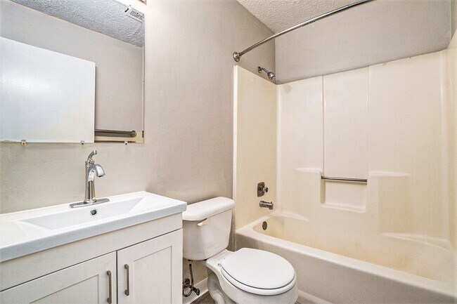 Building Photo - Newly remodeled 1 bedroom 1 bathroom - Ask about our Security Deposit Alternative!
