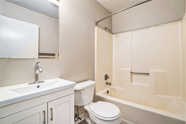 Building Photo - SUMMER MOVE IN SPECIAL- $300 off your move-in before JULY- Newly remodeled 1 bedroom 1 bathroom -...