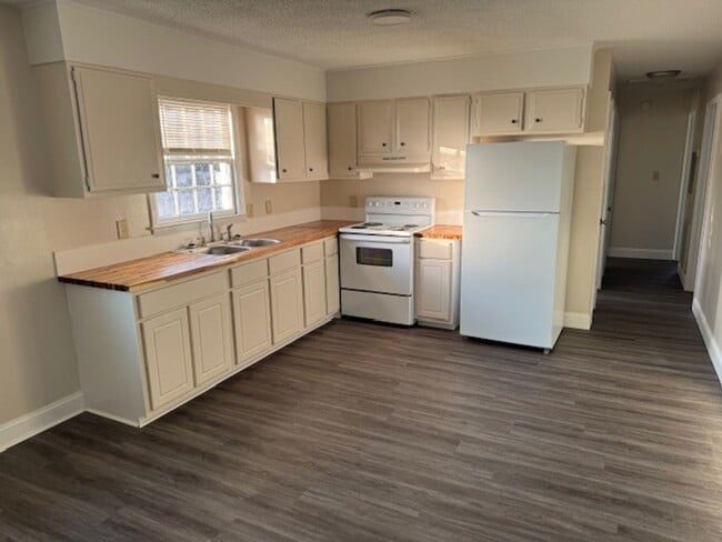 Building Photo - 303 Tall Pine Road