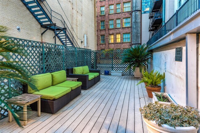 Building Photo - 705 Main St