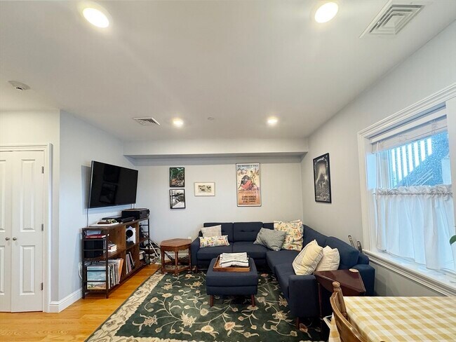 Building Photo - 214-216 E Eagle St