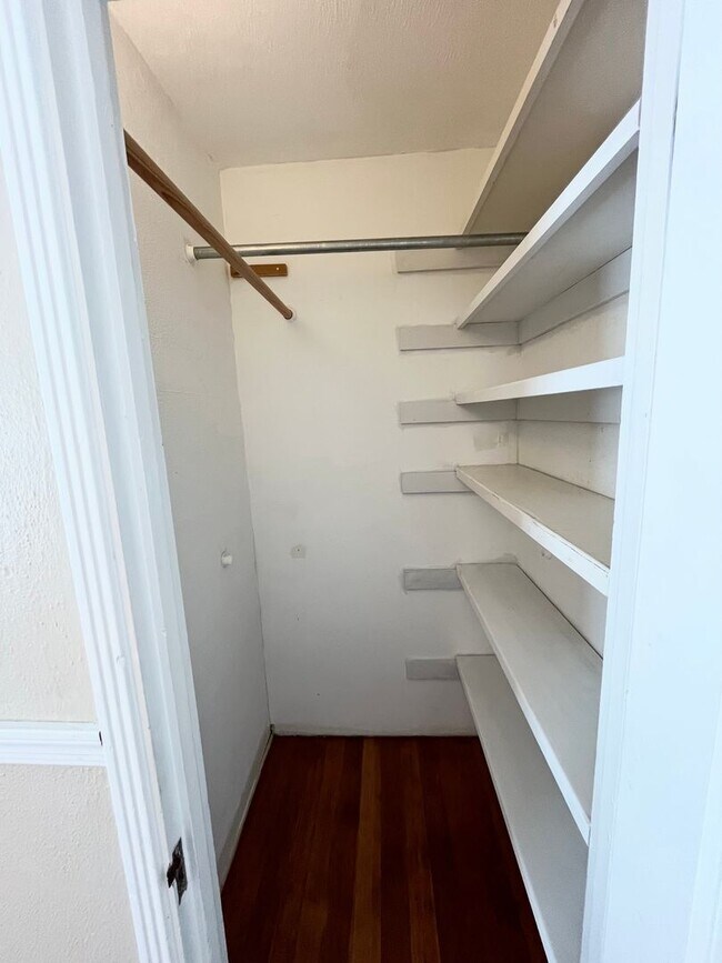 Building Photo - MOVE IN READY!! 2 BEDROOM 1 BATH W/OFFICES