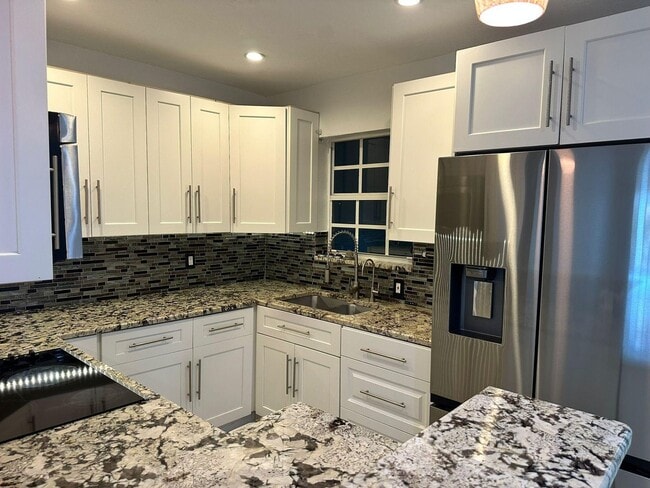 Building Photo - 104 NE 16th Ave