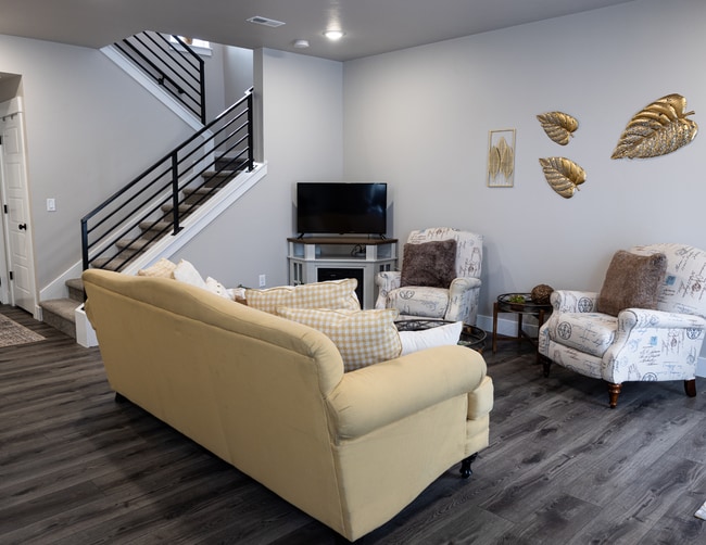 Building Photo - Refined 3-Bedroom Townhome in Sugar City | Spacious Layout, 2-Car Garage & Modern Finishes