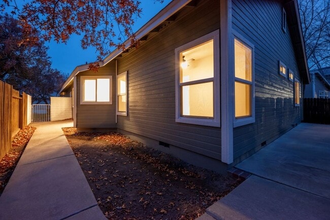Building Photo - BEAUTIFULLY UPDATED CRYSTAL LAKES HOME WITH PRIVATE BACKYARD, RESORT-STYLE AMENITIES & PRIME SOUT...