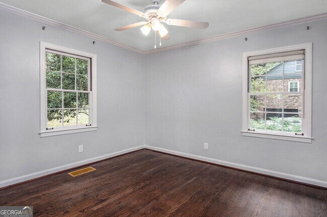 Building Photo - 388 Lakemoore Dr NE