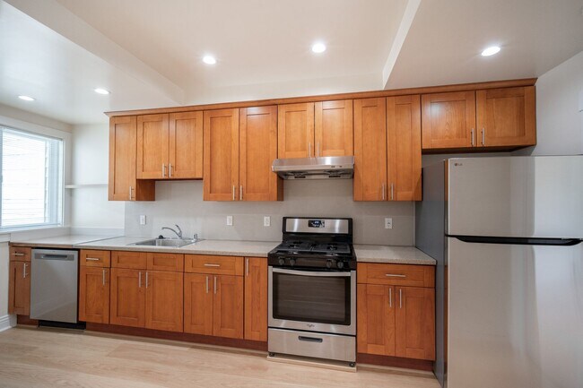 Building Photo - TOTAL REMODEL HUGE 3BR/3BA 1700sf w Garage...