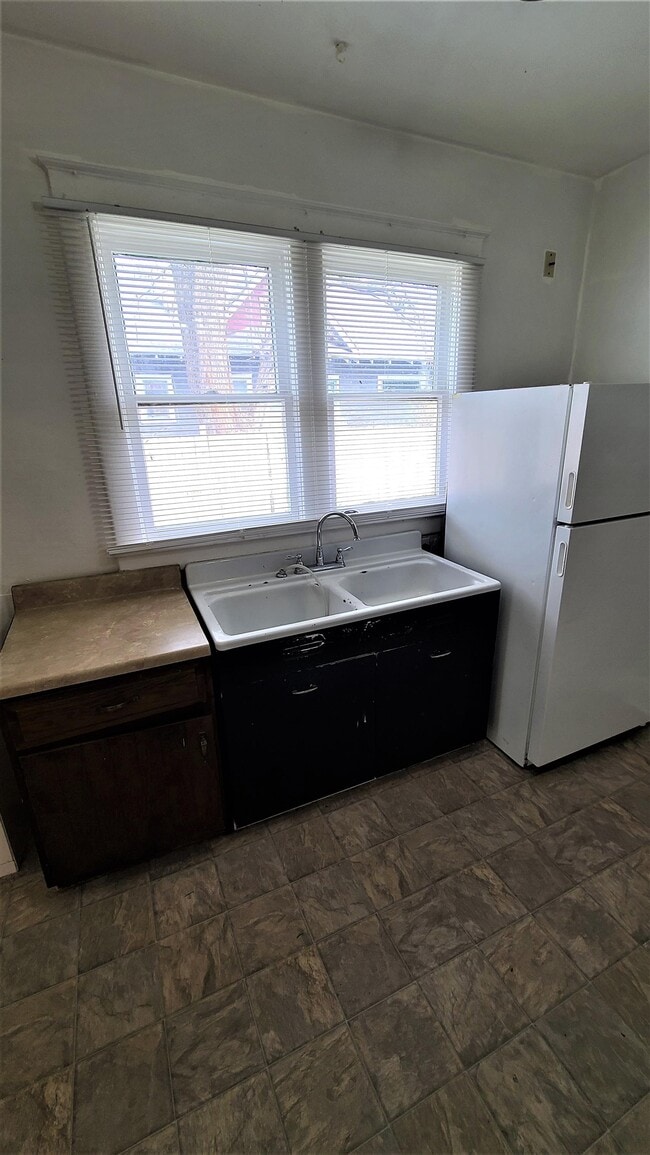 Building Photo - 139 N Ash St