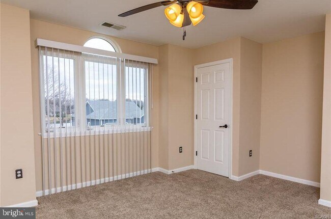 Building Photo - 117 Lakeside Dr