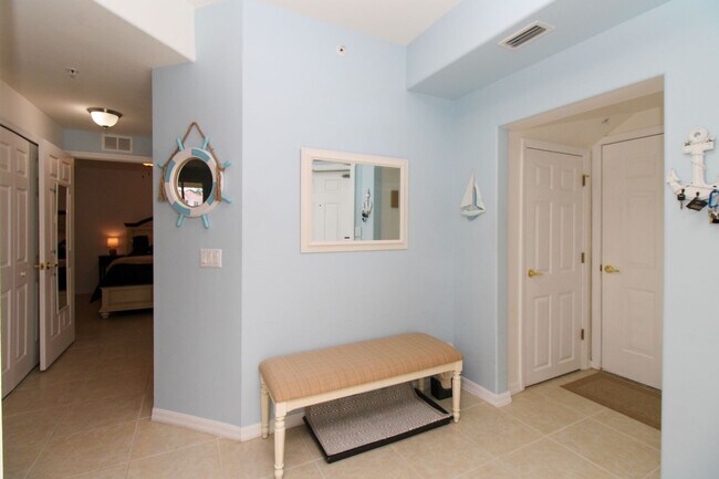 Building Photo - ** SPACIOUS 3 BED/2 BATH COACH HOME WITH T...