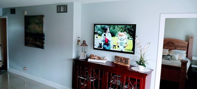 Building Photo - 3776 Inverrary Blvd