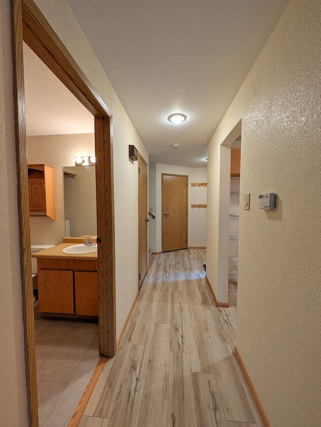 Building Photo - 3Bd/1.5Ba Dgl Townhome, Long Term Rental, 2 Car Garage, Unfurnished