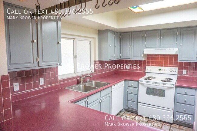 Building Photo - 3131 S Fairfield Dr
