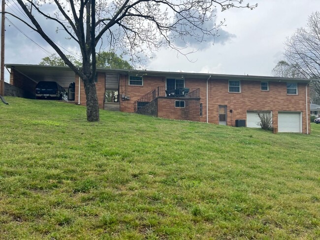 Building Photo - 733 Pine St