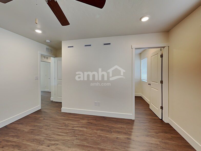 Building Photo - 1366 N Barkvine Ave