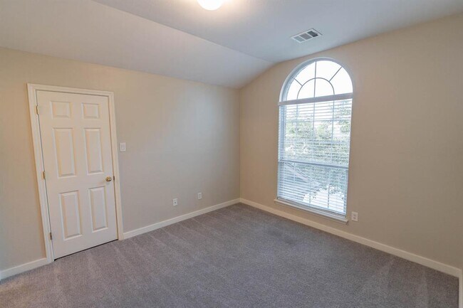Building Photo - 10920 Quarry Oaks Trail