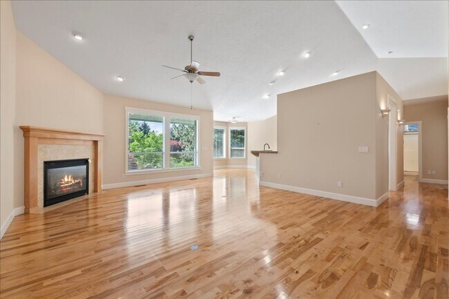 Building Photo - 3 Bedroom 3 Bathroom Home in Desirable Eag...