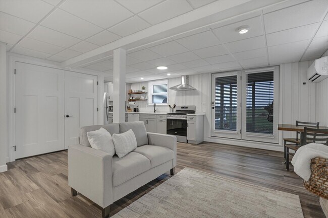 Building Photo - 2151 Thoroughbred Ln