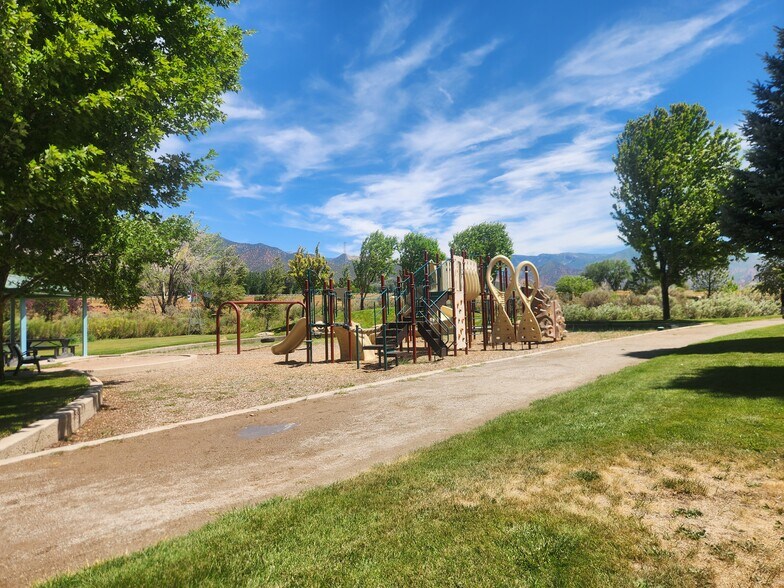 Building Photo - 520 River View Dr