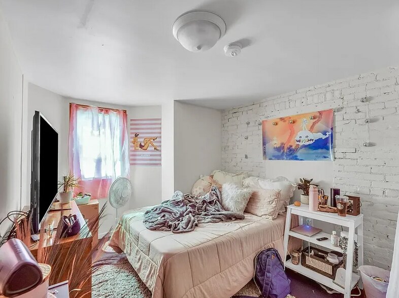 Downstrairs Bedroom 2 - 104 N Central Ave