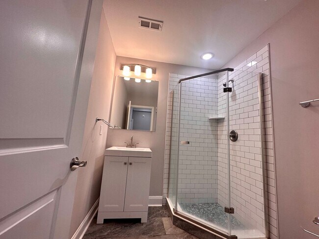 Building Photo - 1530 N Sydenham St