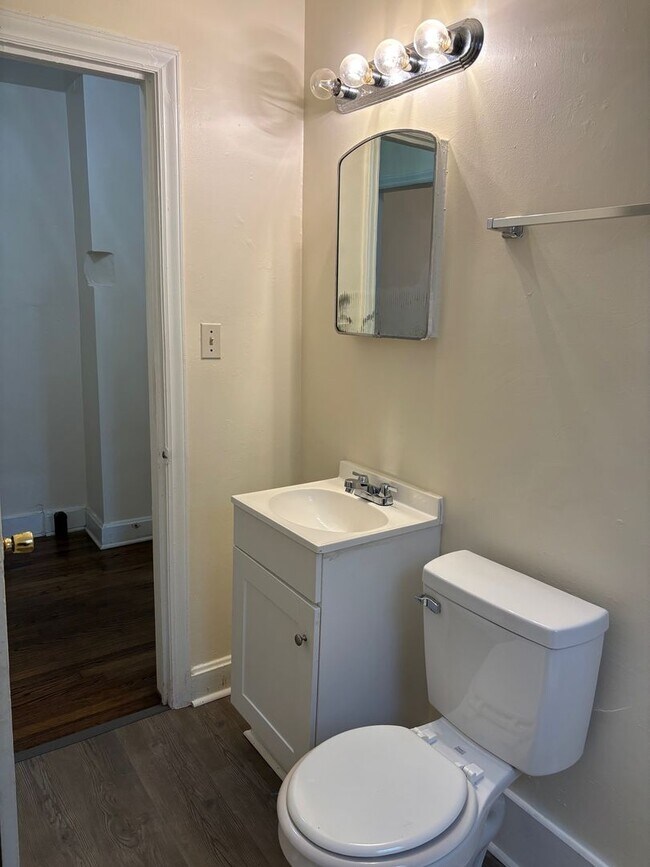 Building Photo - 1916