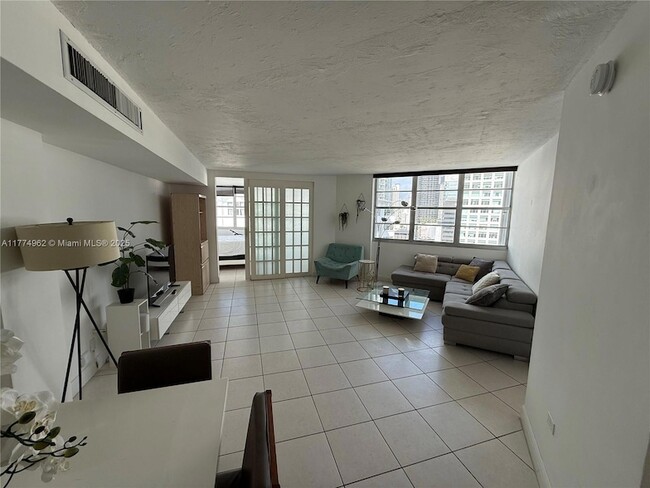 Building Photo - 801 Brickell Bay Dr