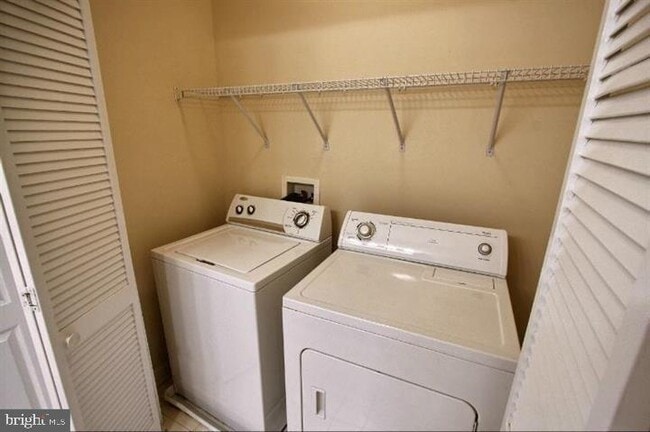 Building Photo - 903 Crestfield Dr