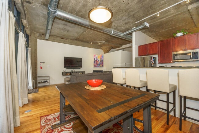 Building Photo - 1000 W 15th St