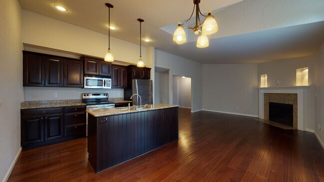 Building Photo - Stunning 2 bed, 2 bath condo near Bellevue College