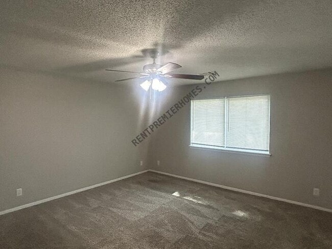 Building Photo - 900 S 27th St