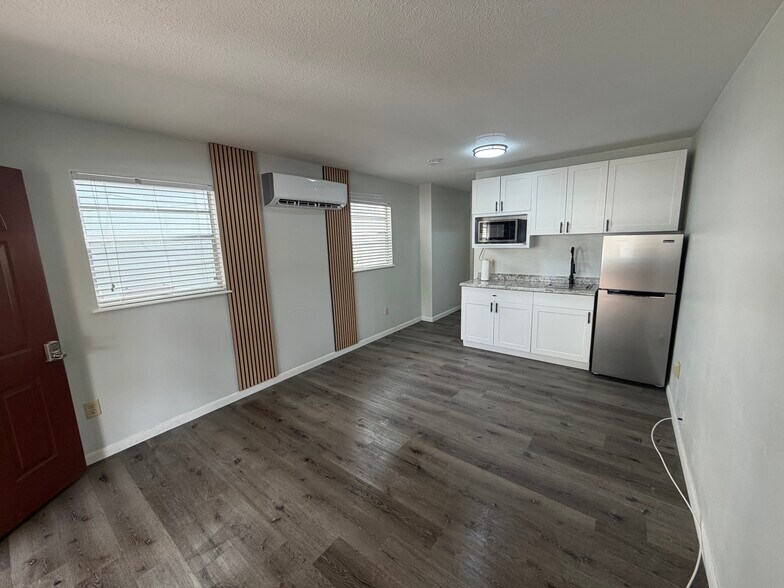 Building Photo - 2306 Musselwhite Ave