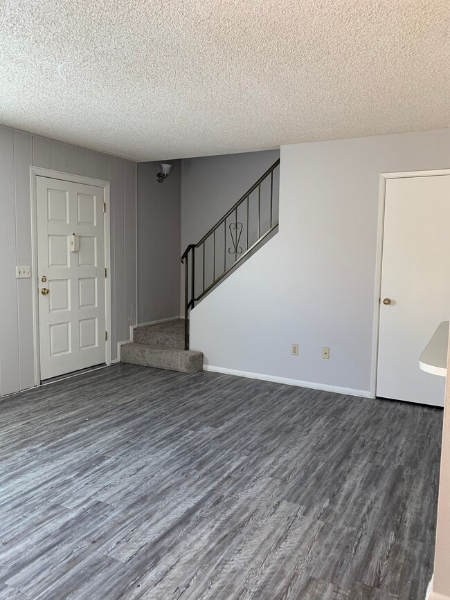 Building Photo - 729 E Cochise Dr