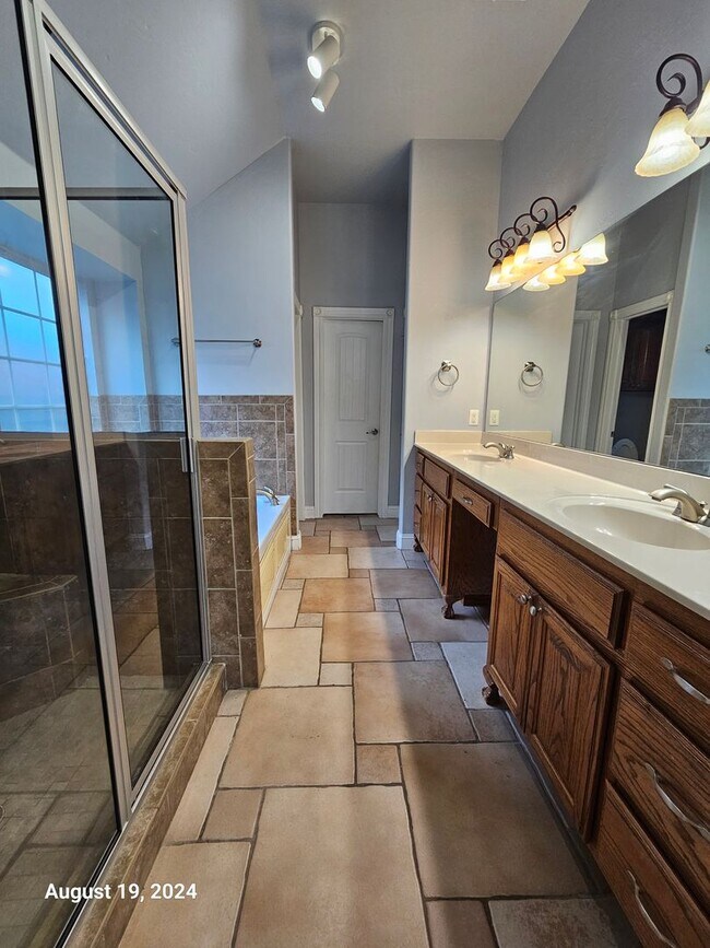 Building Photo - 3 (Bed)/2.5 (Bath) w/ Storm Shelter and Po...