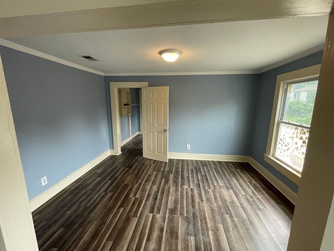Building Photo - Huge Remodeled 3 Bed, 1 Bath Home