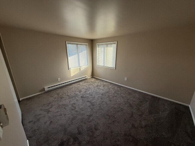 Building Photo - 591 Coyne St