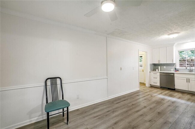Building Photo - 2041 Collinswood Dr