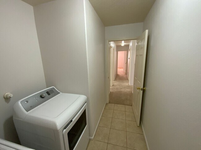 Building Photo - 3 Bedroom Single Story Home Available Near...