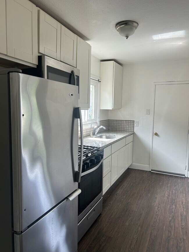 Primary Photo - 725 44th St