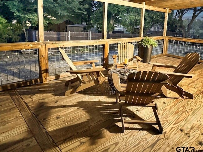 Building Photo - 409 Willow Dr