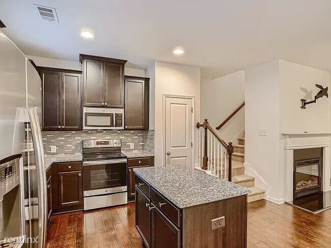 Building Photo - 3 br, 2.5 bath Townhome - 4201 Alden Park Dr