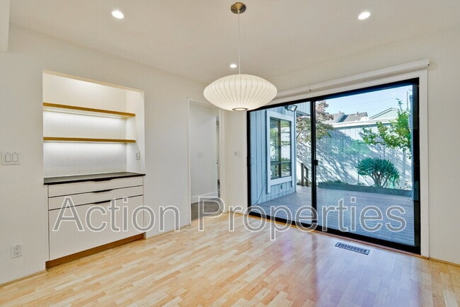 Building Photo - 209 Ortega Ave