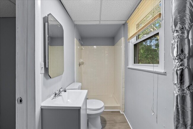 Building Photo - "Spacious 5-Bed Home with Granite Accents ...