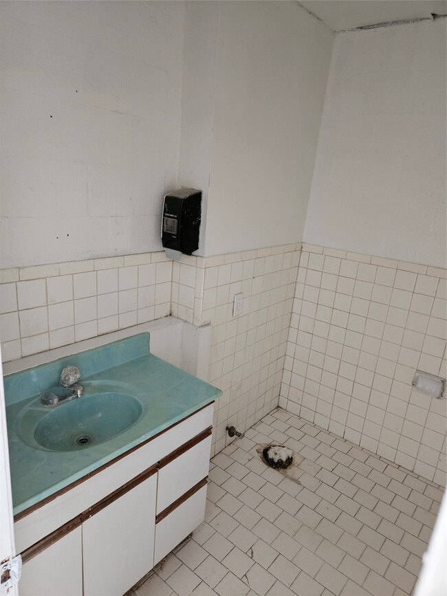 Building Photo - 2116 Lockwood Dr