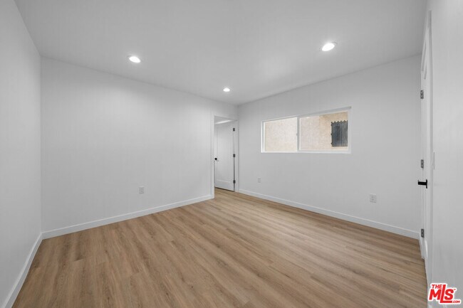 Building Photo - 1537 N Kingsley Dr