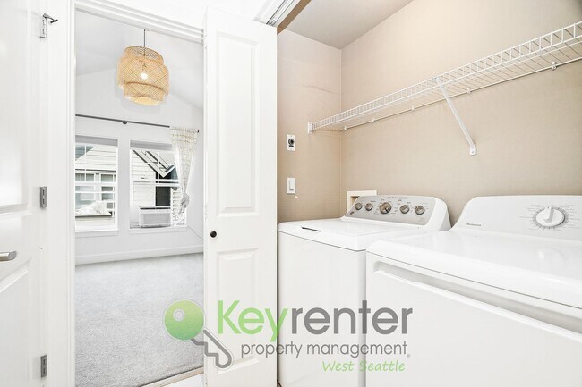 Building Photo - Modern Comfort Meets Classic Seattle Charm