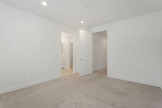 Building Photo - 2116 Solara Ln