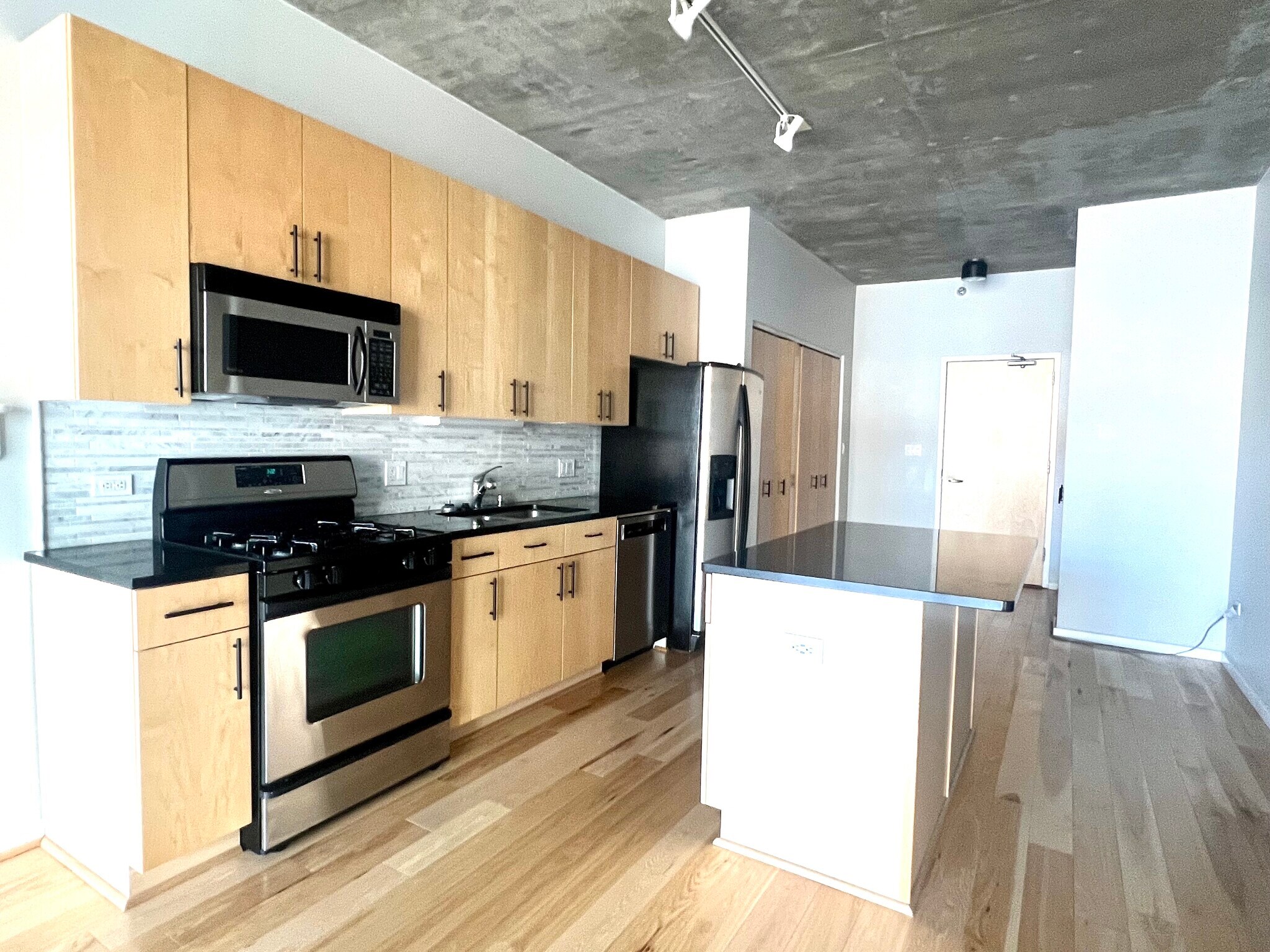 Building Photo - 321 S Sangamon St