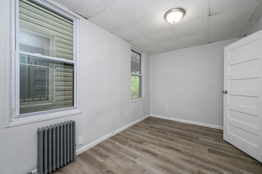 Building Photo - 23 Komorn St